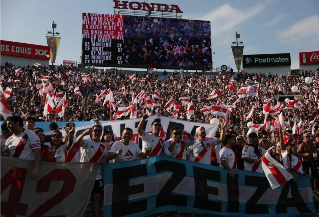 Tifoso del River Plate brucia lauto poi con soldi assicurazione vola al Mondiale per Club Video Tifoso del River Plate brucia lauto poi con soldi assicurazione vola al Mondiale per Club Video