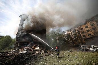 Ucraina nuovo attacco a Kharkiv 3 morti. Trump Kiev ha dato a Putin un motivo per bombardare Ucraina nuovo attacco a Kharkiv 3 morti. Trump Kiev ha dato a Putin un motivo per bombardare