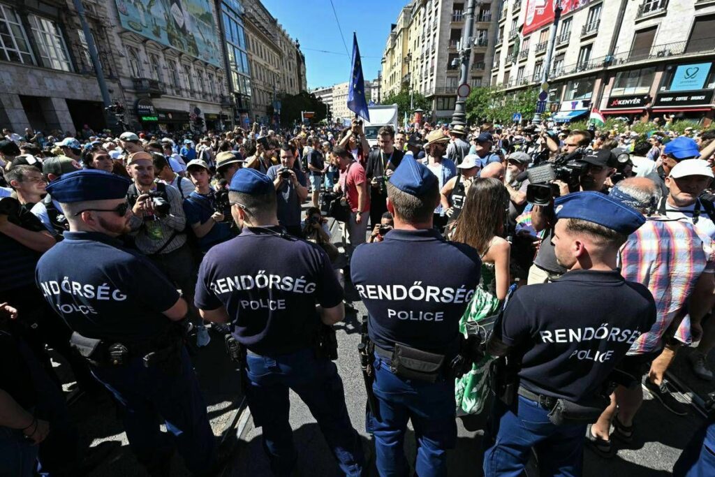 Ungheria decine di migliaia di persone al Pride di Budapest sfidano il divieto di Orban