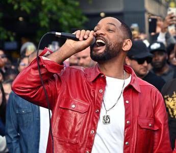 Will Smith sorprende Londra canta i suoi successi in uno show in strada Video