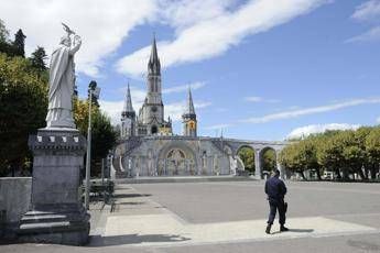 A Lourdes guarigione inspiegabile 67enne italiana con sclerosi torna a camminare A Lourdes guarigione inspiegabile 67enne italiana con sclerosi torna a camminare