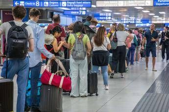 Bagagli a mano in aereo da domani si potranno portare fino a 2 litri di liquidi Bagagli a mano in aereo da domani si potranno portare fino a 2 litri di liquidi