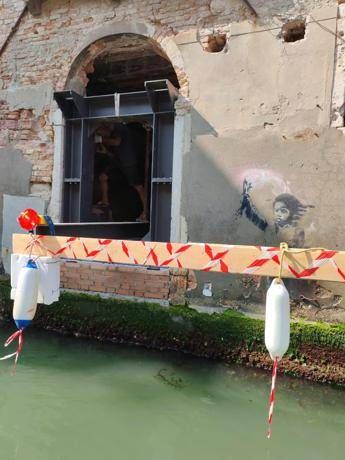Banca Ifis salva The Migrant Child di Banksy a Venezia