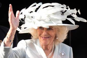 Camilla e laspetto piu giovane a 78 anni merito del nuovo look ispirato a Kate