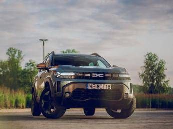 Dacia Duster 2025 un SUV per ogni esigenza tra citta e avventura