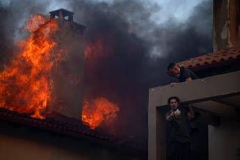 Grecia ancora incendi ed evacuazioni situazione critica a Eubea Kythira e Creta