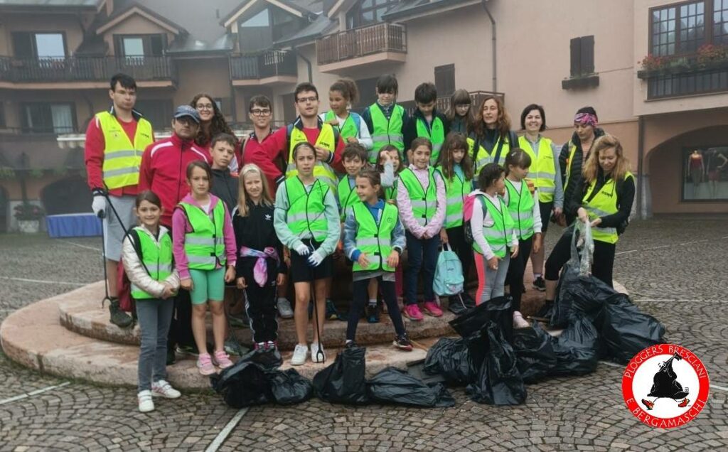 In marcia con i sacch a Montecampionei famiglie unite per salvare la natura
