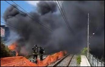 Incendio a Pompei vicino ai binari stop alla Circumvesuviana Incendio a Pompei vicino ai binari stop alla Circumvesuviana