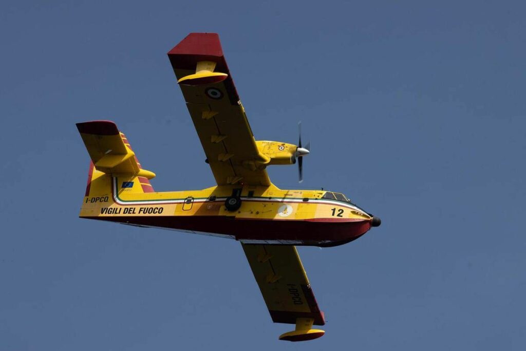Incendio in Sardegna case evacuate e Canadair in azione a La Maddalena