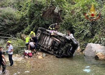 Incidente nel vicentino pulmino con disabili precipita nel fiume otto feriti uno e grave Incidente nel vicentino pulmino con disabili precipita nel fiume otto feriti uno e grave
