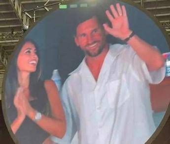 La kiss cam dei Coldplay becca Messi stavolta niente guai