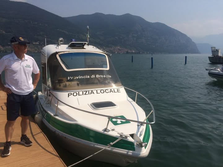Lago dIseo tre ragazzi salvati dalla Polizia Provinciale il kayak affonda paura in acqua