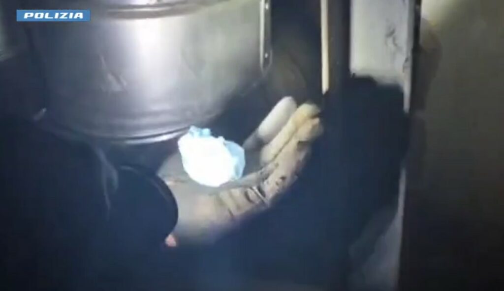 Milano spacciatore incastrato con 13 dosi di cocaina nel bunker Milano spacciatore incastrato con 13 dosi di cocaina nel bunker