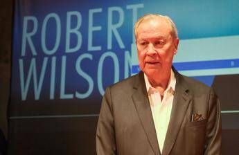 Morto Bob Wilson addio al regista visionario della scena contemporanea Morto Bob Wilson addio al regista visionario della scena contemporanea
