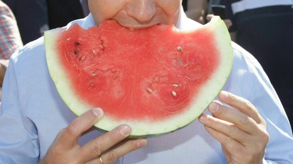 Nutrizionista contro il caldo anguria e frutti estivi per integrare naturalmente i sali minerali