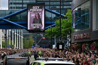 Ozzy Osbourne in migliaia a Birmingham per lultimo addio sulle note di Iron man Ozzy Osbourne in migliaia a Birmingham per lultimo addio sulle note di Iron man
