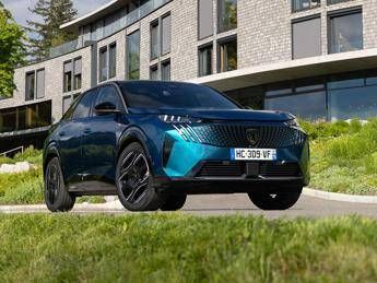Peugeot E 3008 Dual Motor trazione integrale per la nuova generazione di SUV Peugeot E 3008 Dual Motor trazione integrale per la nuova generazione di SUV