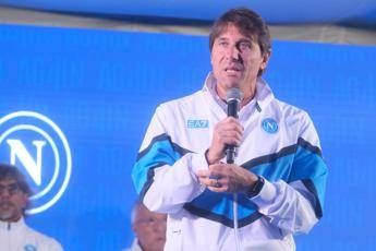 Piove sul ritiro del Napoli tifosi furiosi Dove Conte