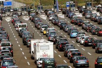Primo weekend di esodo da bollino rosso agosto in nero ecco tutte le strade a rischio traffico