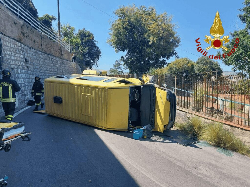 Pulmini con 21 bambini si ribalta quattro feriti Pulmini con 21 bambini si ribalta quattro feriti