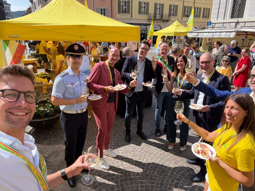 Si brinda dopo linaugurazione del Mercato di Campagna Amica a Como