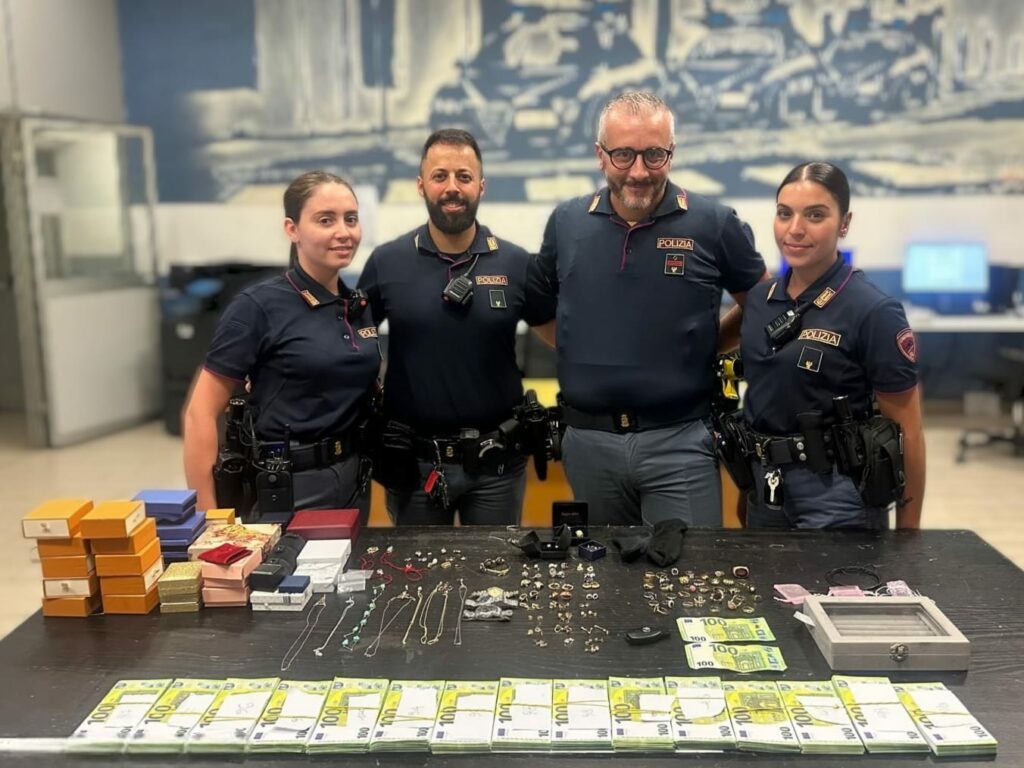 Soldi falsi per comprare gioielli due truffatori incastrati dalla Polizia Soldi falsi per comprare gioielli due truffatori incastrati dalla Polizia