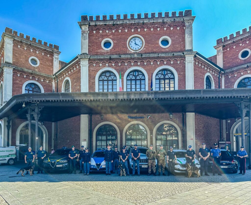 Spacciatore bloccato alla stazione cocaina e contanti sequestrati durante maxi blitz a Brescia Spacciatore bloccato alla stazione cocaina e contanti sequestrati durante maxi blitz a Brescia