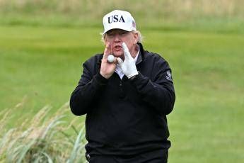 Trump bara a golf Un video mostra laiutino al presidente