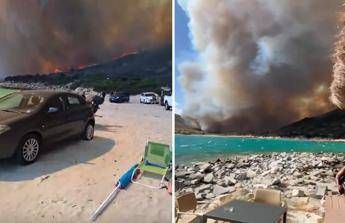 Villasimius incendio oggi minaccia spiaggia bagnanti in fuga Villasimius incendio oggi minaccia spiaggia bagnanti in fuga