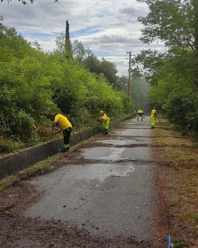 Volontari al lavoro sul Monte Orfano sistemato il sentiero verso la Madonnina