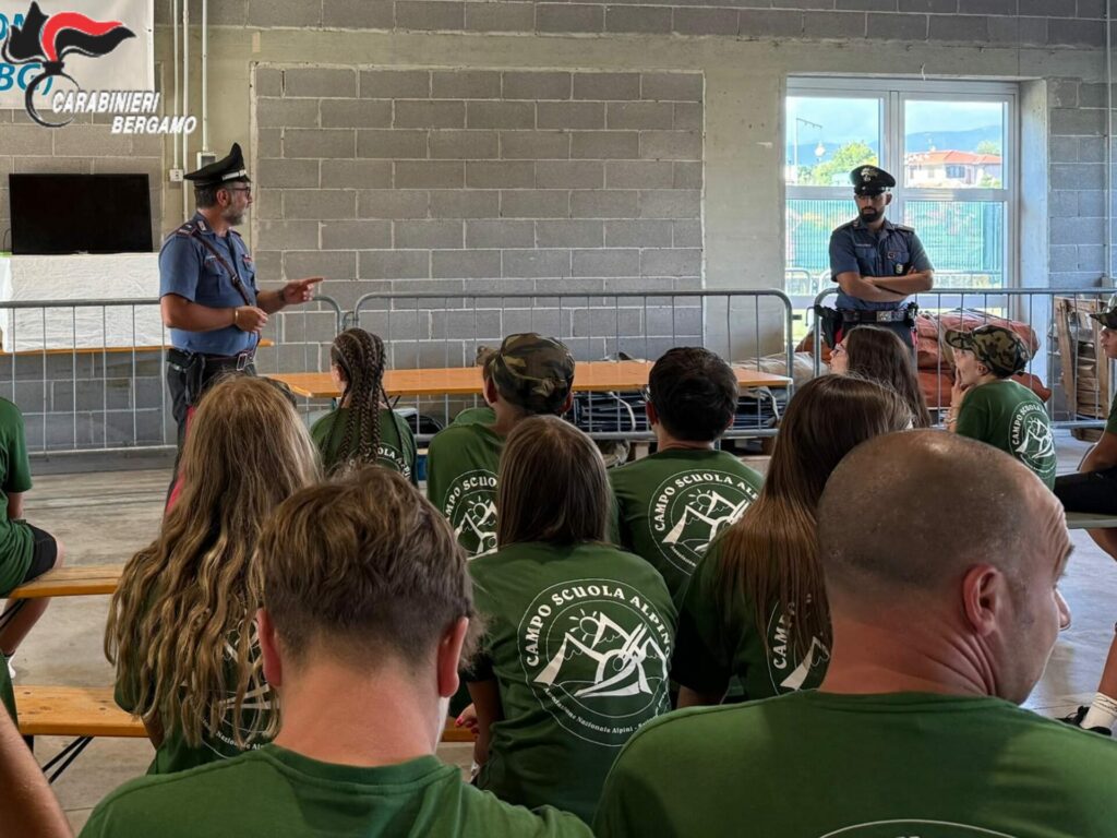 25.08.25 Ghisalba i carabinieri incontrano i ragazzi del campo scuola della Associazione Alpini foto 2 25.08.25 Ghisalba i carabinieri incontrano i ragazzi del campo scuola della Associazione Alpini foto 2