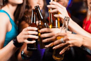 Alcol esperto Allarme binge drinking tra minori a rischio fegato e cervello