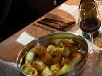 Aprono un ristorante in un cimitero in Svizzera tavoli nelle stanze delle urne funerarie Aprono un ristorante in un cimitero in Svizzera tavoli nelle stanze delle urne funerarie