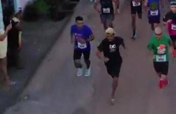 Brasile corre una gara ubriaco e in ciabatte. Premiato con una medaglia al traguardo Brasile corre una gara ubriaco e in ciabatte. Premiato con una medaglia al traguardo