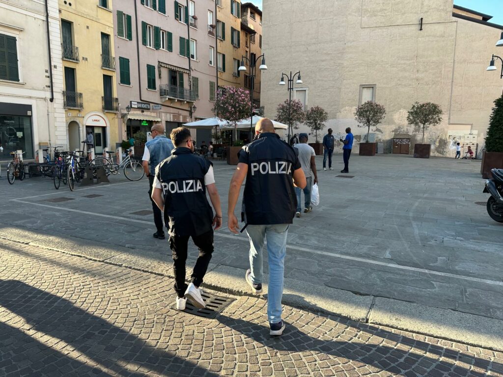 Brescia 20enne fugge dai poliziotti e lancia coltello in strada arrestato con droga e contanti