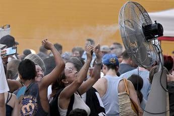 Caldo torrido oggi e domani 16 citta da bollino rosso. Previsioni e temperature