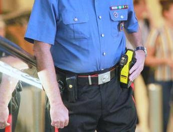 Colpito dal taser 35enne muore in ambulanza a Napoli aperta uninchiesta