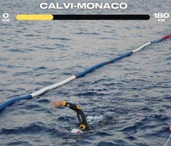 Dalla Corsica a Monaco a nuoto limpresa delluomo pesce