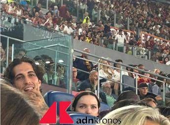 Damiano David in tribuna per Roma Bologna bodyguard stopper blocca ammiratrici Damiano David in tribuna per Roma Bologna bodyguard stopper blocca ammiratrici