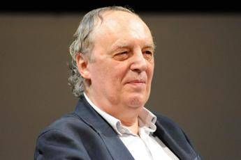 Dario Argento in ospedale a Ischia malore in vacanza Dario Argento in ospedale a Ischia malore in vacanza