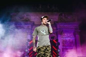 Fedez si esibisce davanti ai figli Leone e Vittoria E la prima volta Fedez si esibisce davanti ai figli Leone e Vittoria E la prima volta