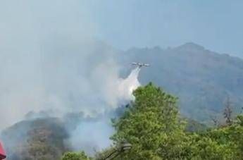Fiamme sul Vesuvio prefetto Ancora al lavoro incendio si sta marginalizzando Fiamme sul Vesuvio prefetto Ancora al lavoro incendio si sta marginalizzando