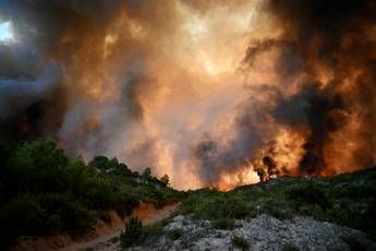 Francia incendi nel sud un morto e migliaia di sfollati. Disastro senza precedenti Francia incendi nel sud un morto e migliaia di sfollati. Disastro senza precedenti