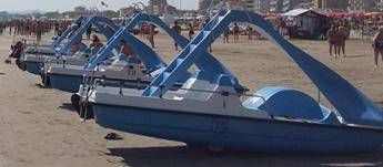 Gaeta pedalo imbarca acqua e rischia di affondare salvati due adulti e una bambina Gaeta pedalo imbarca acqua e rischia di affondare salvati due adulti e una bambina