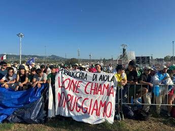 Giubileo giovani striscione a Tor Vergata Se Leone chiama noi ruggiamo Giubileo giovani striscione a Tor Vergata Se Leone chiama noi ruggiamo