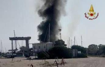 Incendio in un rimessaggio di barche a Ostia alta colonna di fumo sul litorale romano Incendio in un rimessaggio di barche a Ostia alta colonna di fumo sul litorale romano