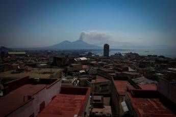 Incendio sul Vesuvio prefetto di Napoli Situazione migliora ma ancora al lavoro