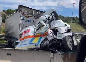 Incidente A1 chi sono le vittime dello schianto con il tir tra Arezzo e Valdarno Incidente A1 chi sono le vittime dello schianto con il tir tra Arezzo e Valdarno