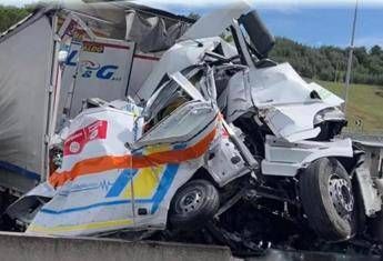 Incidente A1 indagato autista camion che ha distrutto ambulanza inchiesta su dinamica Incidente A1 indagato autista camion che ha distrutto ambulanza inchiesta su dinamica