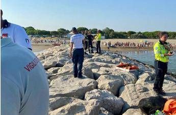 Jesolo trovato morto in mare il bimbo di 6 anni disperso Jesolo trovato morto in mare il bimbo di 6 anni disperso